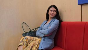 Dian Sastrowardoyo membagikan foto dirinya mengenakan kebaya berbahan denim di aku Instagram pribadinya @therealdisastr pada Rabu 2025. Foto: Instagram.com/@therealdisastr