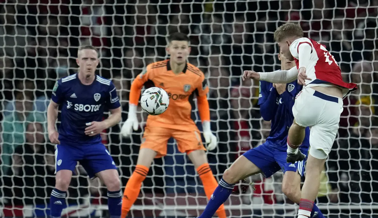 Jelang babak pertama usai Arsenal memperoleh peluang lewat Emile Smith Rowe (kanan). Sepakan kaki kirinya di muka gawang Arsenal masih melebar dari sasaran. (AP/Matt Dunham)