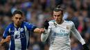 Penyerang Real Madrid, Gareth Bale berusaha melewati pemain Alaves, Ruben Sobrino saat bertanding pada lanjutan La Liga Spanyol di stadion Santiago Bernabeu (24/2). Madrid menang 4-0 atas Alaves. (AP Photo/Francisco Seco)