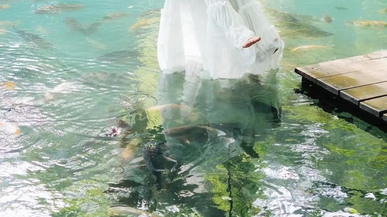 Pesona Ririe Fairus di Telaga Biru, Cantik Bak Peri di Negeri Dongeng