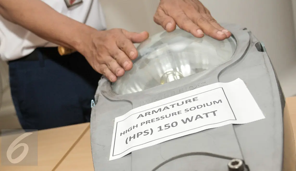Pemprov DKI menghibahkan 20 ribu lampu armeture penerangan jalan umum bekas layak pakai ke Pemkot Bekasi, di Balai Kota DKI, Rabu (25/1). Wali Kota Bekasi Rahmat Effendi menerima langsung penyerahan 20 ribu lampu jalan itu. (Liputan6.com/Yoppy Renato)