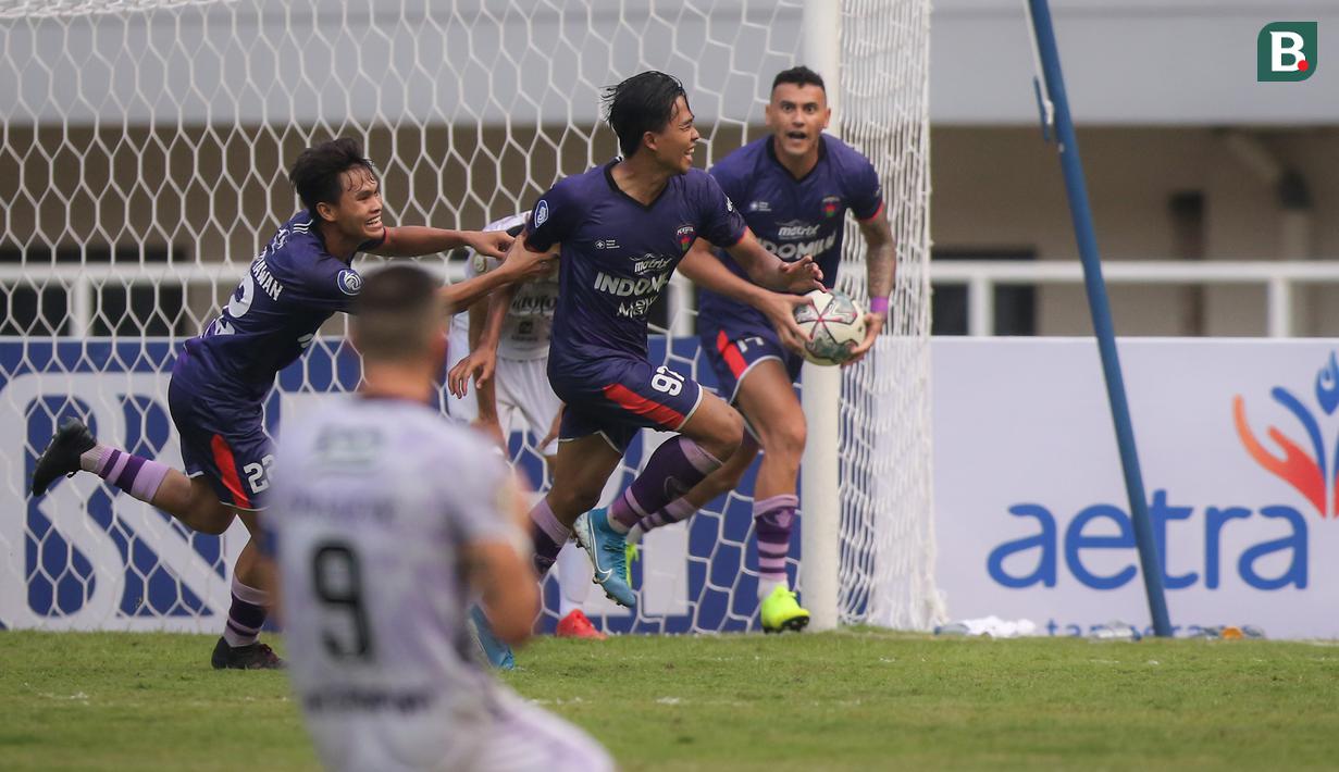 Bek Persita Tangerang, Moh. Edo Febriansyah (tengah) melakukan selebrasi usai mencetak gol penyeimbang 1-1 ke gawang Bali United dalam laga pekan ke-4 BRI Liga 1 2021/2022 di Stadion Pakansari, Bogor, Jumat (24/09/2021). Persita kalah 1-2. (Bola.com/Bagaskara Lazuardi)