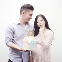 "Yang pasti tar lagi bakalan kangen ada yg gremet2, gerak2, silat & joget di perut akuu 😍☺️," lanjutnya dalam foto sambil memegang yang diunggah 16 April silam. (Instagram/samuel_zylgwyn)