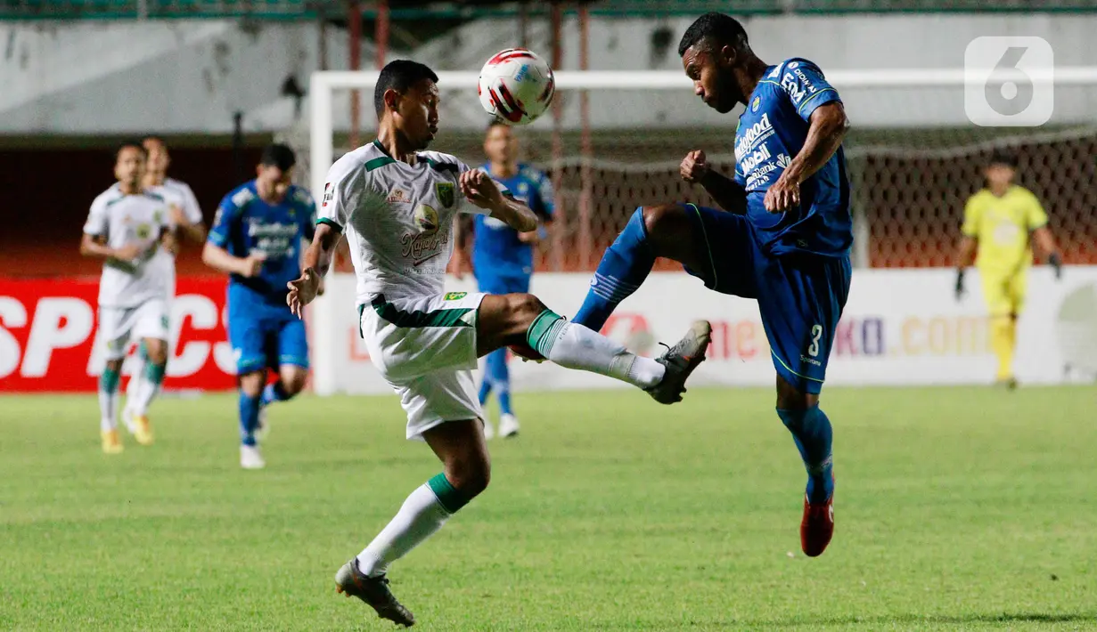 Pemain Persebaya Surabaya, Rifaldi Bowo (kiri), berebut hola dengan pemain Persib Bandung, Ardi Idrus, pada laga perempat final Piala Menpora 2021 di Stadion Maguwoharjo, Sleman, Minggu (11/4/2021). (Bola.com/M Iqbal Ichsan)