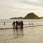 Pengunjung Pantai Air Manis Kota Padang. (Liputan6.com/ Ihsan Maulana)