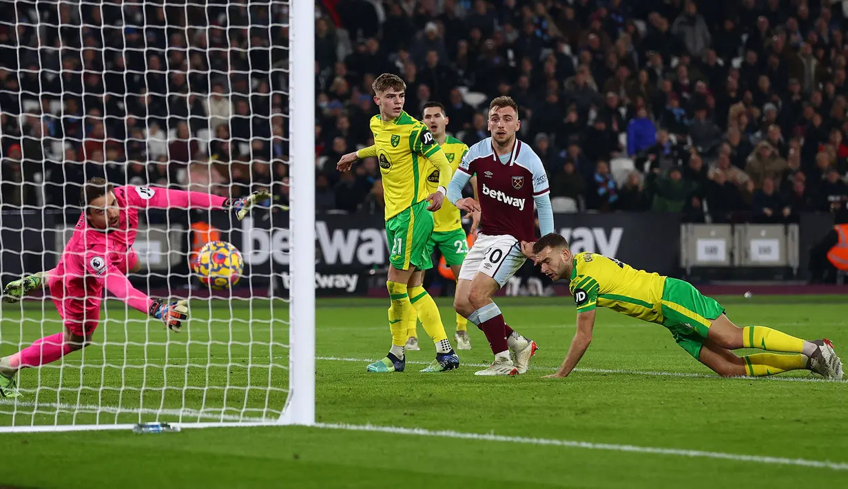 Gol pembuka West Ham United dicetak pada menit ke-42. Umpan silang Vladimir Coufal, berhasil disambut dengan tandukan yang mengarah ke tiang jauh oleh Jarrod Bowen. Babak pertama berakhir dengan skor 1-0. (AFP/Adrian Dennis)