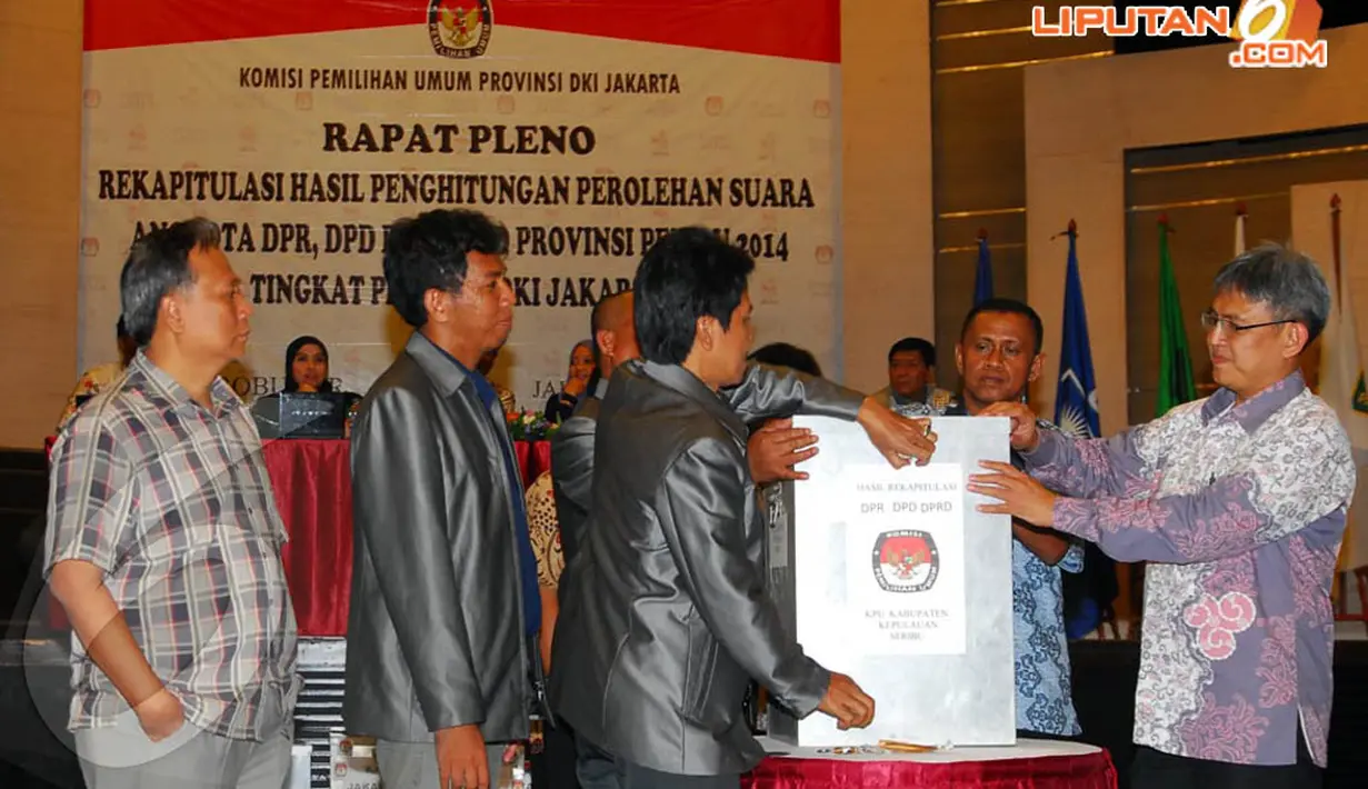 Petugas KPUD membuka kunci kotak suara di Hotel Borobudur, Jakarta, Rabu (23/4/14). (Liputan6.com/Miftahul Hayat)