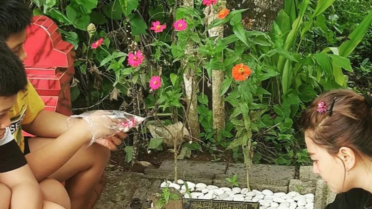 Liena saat ini diketahui memiliki tiga orang anak. Anak pertama dan keduanya laki-laki, sedang anak terakhirnya adalah perempuan.