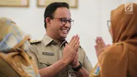 Gubernur DKI Jakarta Anies Baswedan bersalaman dengan pegawai Pemprov saat menggelar halal bihalal di Balaikota, Jakarta, Senin (10/6/2019). Pemerintah Provinsi DKI Jakarta menggelar Halal Bihalal pada hari pertama PNS masuk kerja setelah libur Lebaran 2019. (Liputan6.com/Faizal Fanani)