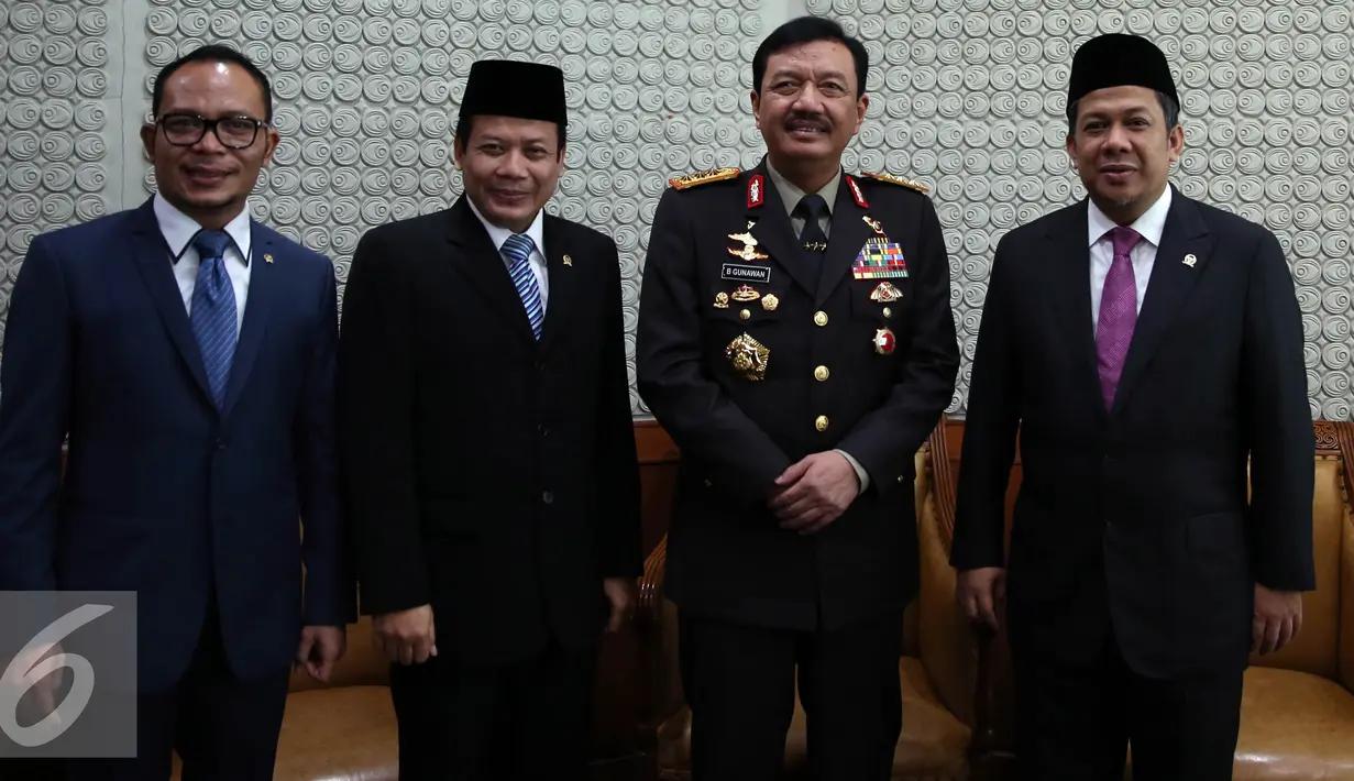 Calon Kepala BIN Komjen Pol Budi Gunawan foto bersama Menaker Hanif Dhakiri (kiri), Wakil Ketua DPR Taufik Kurniawan (kedua kiri) dan Wakil Ketua DPR Fahri Hamzah sebelum Rapat Paripurna Ke 6 DPR di Jakarta, Kamis (8/9). (Liputan6.com/Johan Tallo)