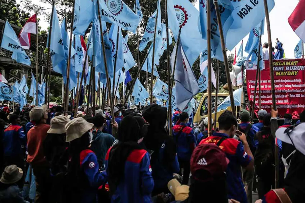 Ribuan buruh menggelar aksi di depan Istana Negara, Jakarta pada hari ini, Kamis (6/6/2024). Sejumlah aliansi buruh itu melakukan unjuk rasa di Patung Kuda Arjuna Wiwaha.