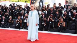 Hillary Clinton berpose untuk fotografer setibanya pada pemutaran perdana film 'White Noise' dan upacara pembukaan Venice Film Festival ke-79 di Venesia, Italia, 31 Agustus 2022. Mantan Menteri Luar Negeri Amerika Serikat ini turut menghadiri pemutaran perdana film 'White Noise' dan upacara pembukaan Venice Film Festival ke-79. (Photo by Joel C Ryan/Invision/AP)