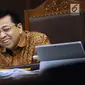 Terdakwa dugaan korupsi proyek e-KTP, Setya Novanto tersenyum saat menyimak keterangan saksi Charles Sutanto Ekapradja pada sidang lanjutan di Pengadilan Tipikor, Jakarta, Senin (22/1). Sidang menghadirkan sejumlah saksi. (Liputan6.com/Helmi Fithriansyah)