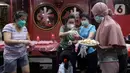 Warga menerima makanan berbuka puasa di Vihara Dharma Bhakti, Petak Sembilan, Jakarta, Kamis (7/4/2022). Yayasan Vihara Dharma Bhakti menyediakan sekitar 200 porsi menu berbuka puasa bagi warga sekitar untuk lebih mempererat persaudaraan umat beragama. (Liputan6.com/Helmi Fithriansyah)