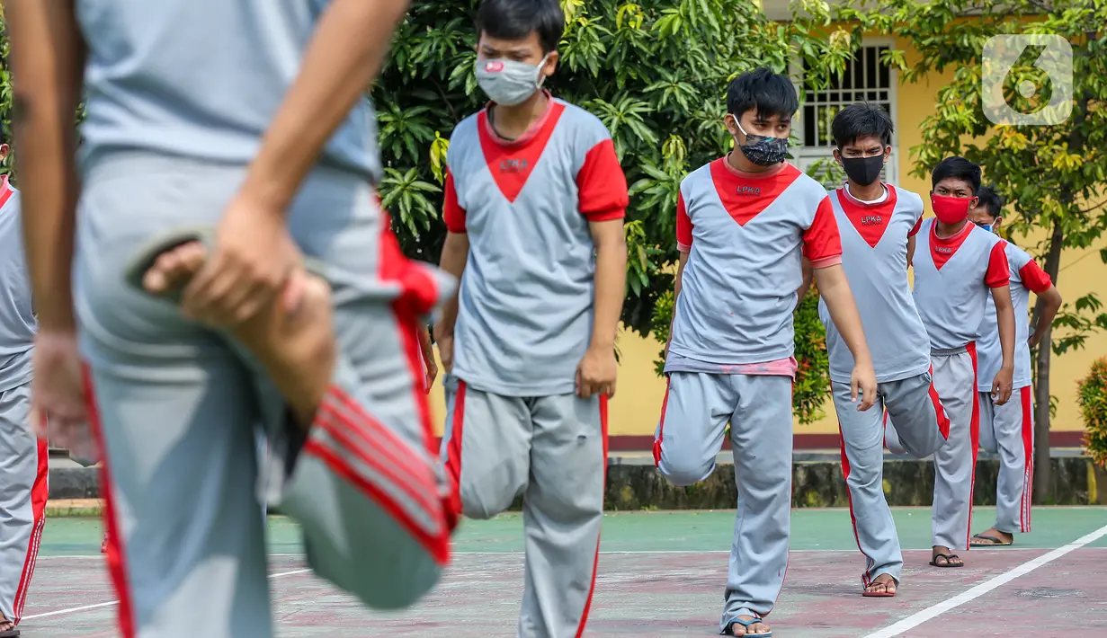 Anak binaan melakukan peregangan otot atau stretching di lapangan Lembaga Pembinaan Khusus Anak (LPKA) Klas 1 Tangerang, Banten, Sabtu (30/5/2020). Stretching dengan physical distancing selama pandemi Covid-19 meningkatkan sistem imunitas tubuh terjaga dengan baik (Liputan6.com/Fery Pradolo)