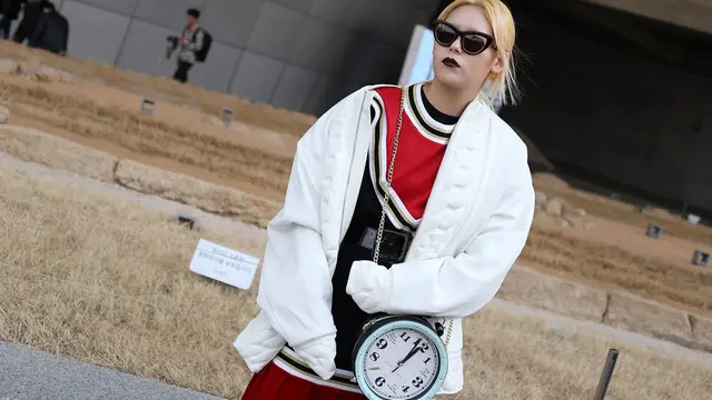 [Bintang] Makin Kekinian Pakai Baju Lengan Super Panjang. Berani Coba?