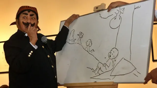 Pak Raden mampu mendongeng sambil menggambar.