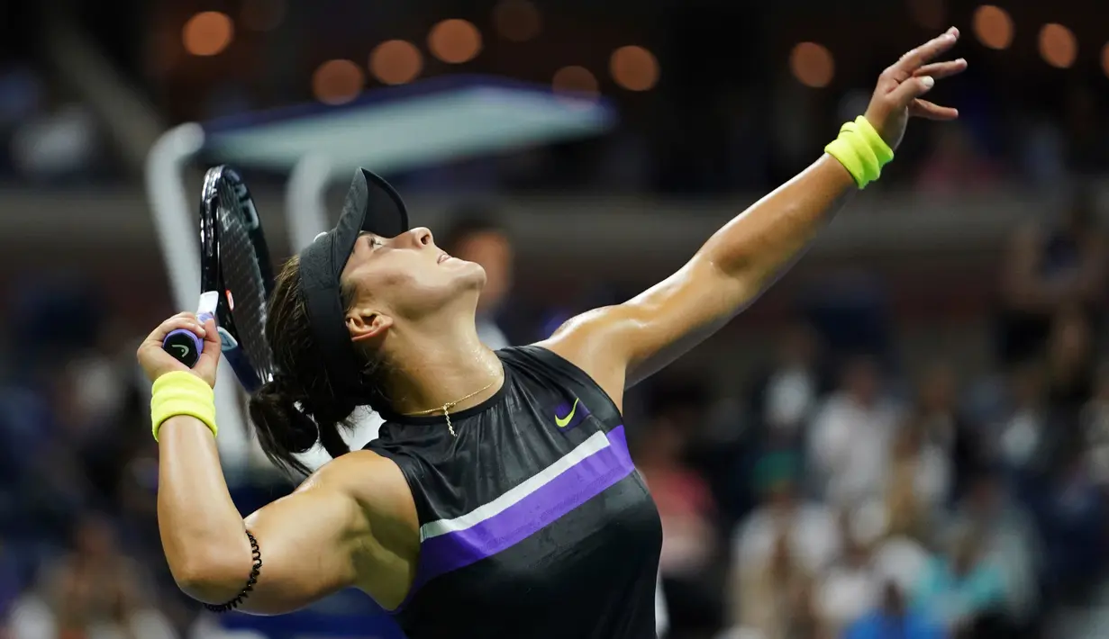 Petenis Kanada, Bianca Andreescu melakukan servis ke arah petenis Swiss, Belinda Bencic pada babak semifinal AS Terbuka di Arthur Ashe Stadium, Kamis (6/9/2019). Petenis berusia 19 tahun itu mengamankan tiket ke final AS Terbuka usai menang dengan skor 7-6 (7-3) dan 7-5. (AP/Eduardo Munoz Alvarez)