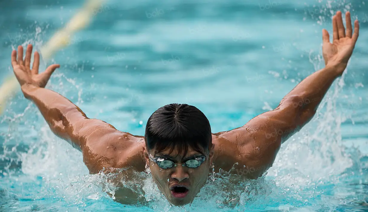 Pada Olimpiade 2016 Rio de Janeiro, perenang Indonesia, Glenn Victor, akan turun pada nomor 100 meter gaya kupu-kupu. (Bola.com/Vitalis Yogi Trisna)