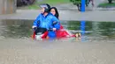 Pesepeda motor mencoba menerobos jalanan yang banjir di Jiujiang , Provinsi Jiangxi , Cina , (19/2). Hujan lebat terus-menerus membuat kawasan Kota Jiujiang banjir dan melumpuhkan lalu lintas. (REUTERS/ China Daily)