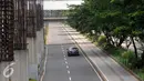 Sebuah mobil melintas di Jalan HR. Rasuna Said, Jakarta, Senin (11/7). Meski libur Idul Fitri telah usai namun beberapa ruas jalan di Jakarta masih lengang. (Liputan6.com/Helmi Afandi)