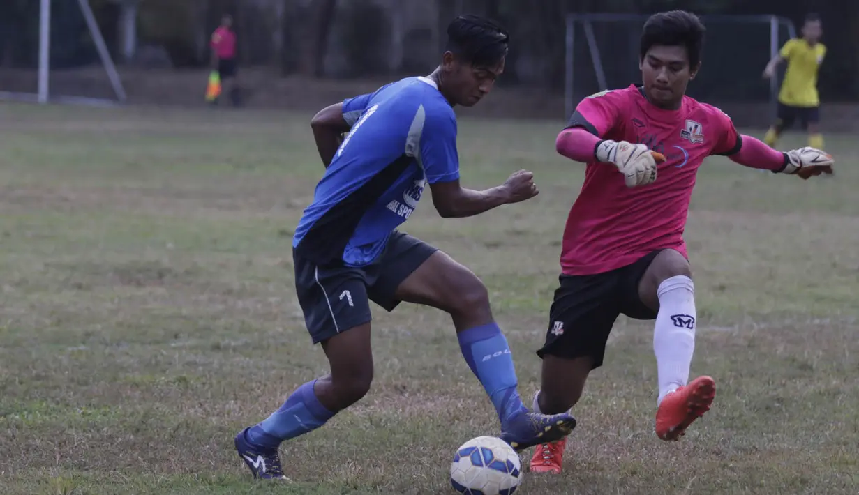 Pemain PBR, Yongki Aribowo berusaha melewati kiper Villa 2000 pada laga persahabatan jelang Piala Jenderal Sudirman di Lapangan ISCI, Jakarta, Kamis (5/10/2015). PBR berhasil menang 2-0. (Bola.com/Vitalis Yogi Trisna)