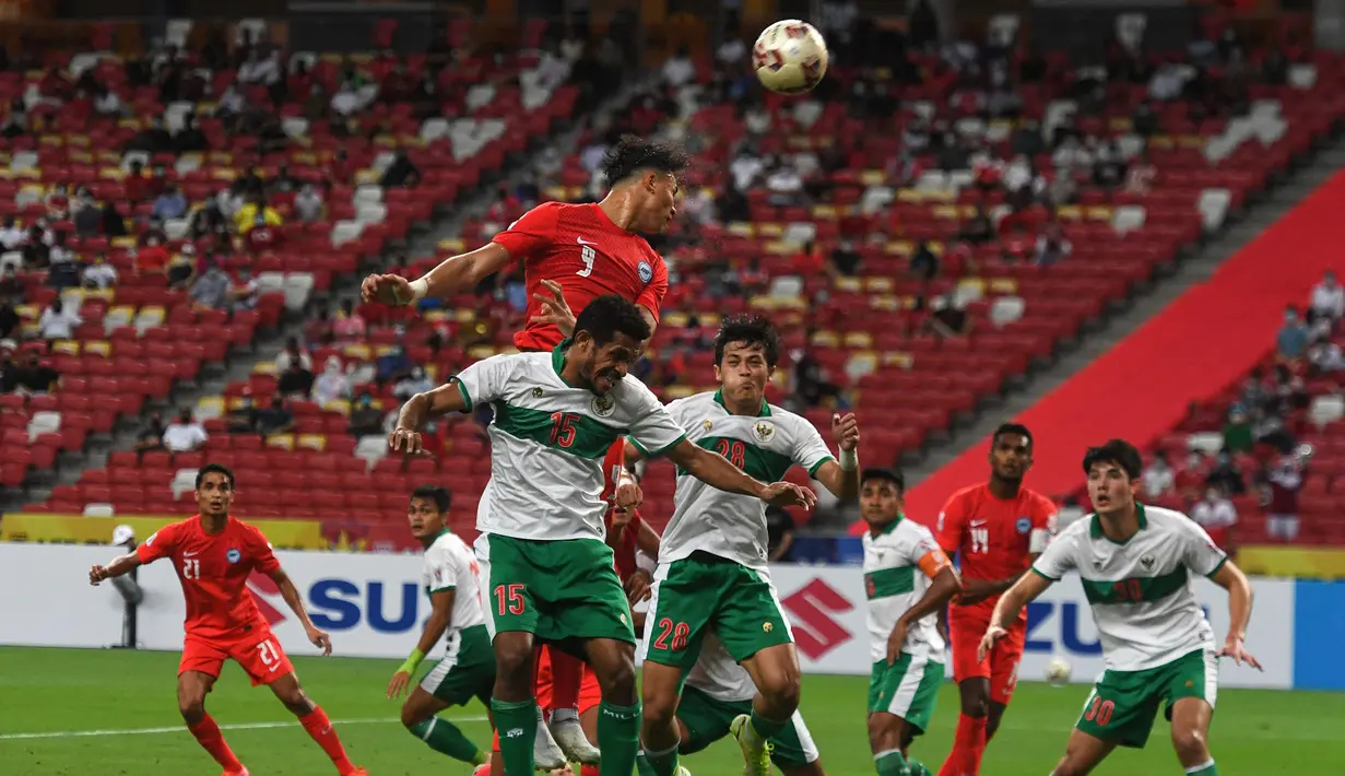 Singapura terus menekan Indonesia di pertengahan babak kedua melalu skema bola-bola mati. Elkan Baggot dan kawan-kawan masih mmampu mematahkan serangan-serangan tersebut. (AFP/Roslan Rahman)