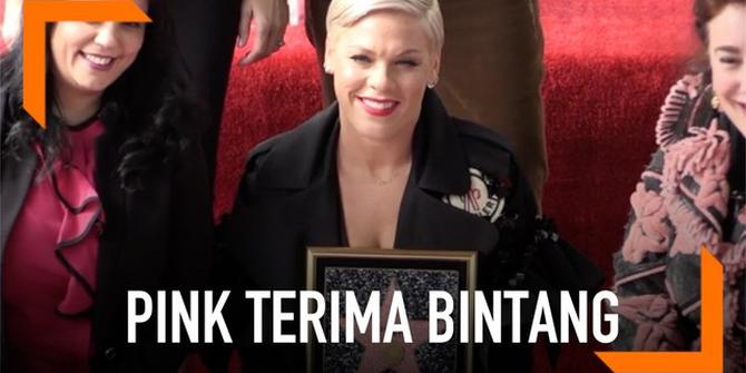 VIDEO: Ekspresi Pink Dianugerahi Bintang Walk of Fame