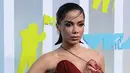 Anita tampil memukau dengan gaun merah dari Schiaparelli. Desain unik yang dari dress ini mengedepankan aksen dada di bagian kiri berpadu dengan bustier dan rok panjang. (instagram/vmas)