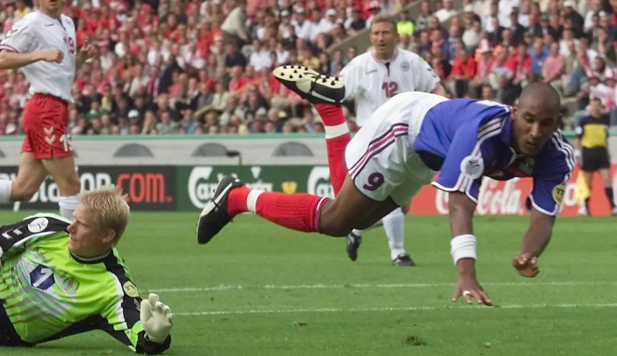 Striker Timnas Prancis, Nicolas Anelka yang telah pensiun bersama timnas usai mendapat hukuman larangan bermain dari FFF selama 18 laga saat Piala Dunia 2010 tercatat memiliki total 69 caps bersama Tim Ayam Jago dengan torehan 14 gol. Namun tak satupun gol dicetaknya dalam 2 edisi Euro yang diikutinya pada 2000 dan 2008. Dari total 8 laga, ia hanya menorehkan 2 assist. (AFP/Philippe Huguen)