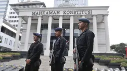Personel kepolisian saat berjaga di depan Gedung Mahkamah Konstitusi (MK), Jakarta, Rabu (26/6/2019). Penjagaan di sekitar Gedung MK guna mengantisipasi hal yang tidak diinginkan jelang sidang putusan kasus sengketa Pilpres 2019. (merdeka.com/Iqbal S. Nugroho)