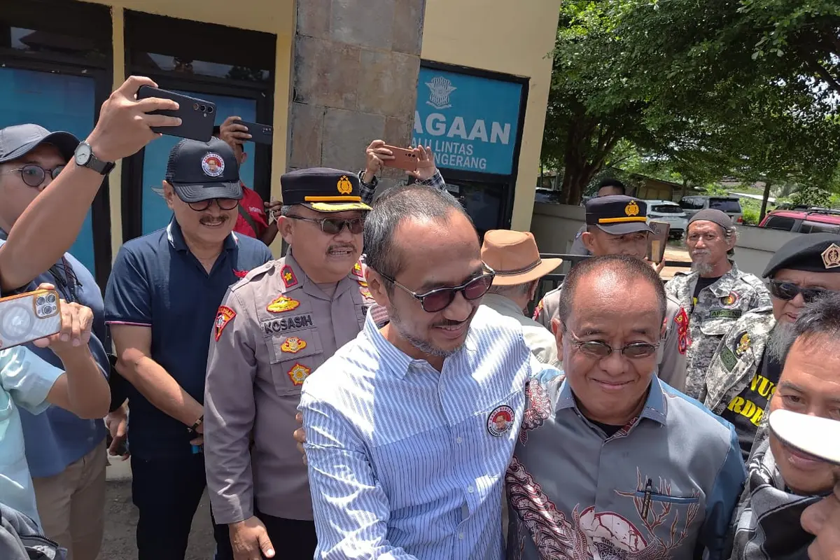 Mantan Sekretaris Kementerian BUMN, Said Didu dan mantan Ketua KPK, Abraham Samad, saat memenuhi panggilan polisi di Mapolresta Tangerang.
