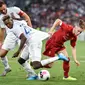 Harvey Elliott (kanan) tampil saat Liverpool kalahkan MK Dons (FABRICE COFFRINI / AFP)