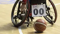 Tangan Sahar Heidari asal Iran berusaha menjangkau bola pada laga basket putri Asian Para Games 2018 antara Iran vs Kamboja di Hall Basket, Senayan, Minggu (7/10/2018).  (Bola.com/Peksi Cahyo)