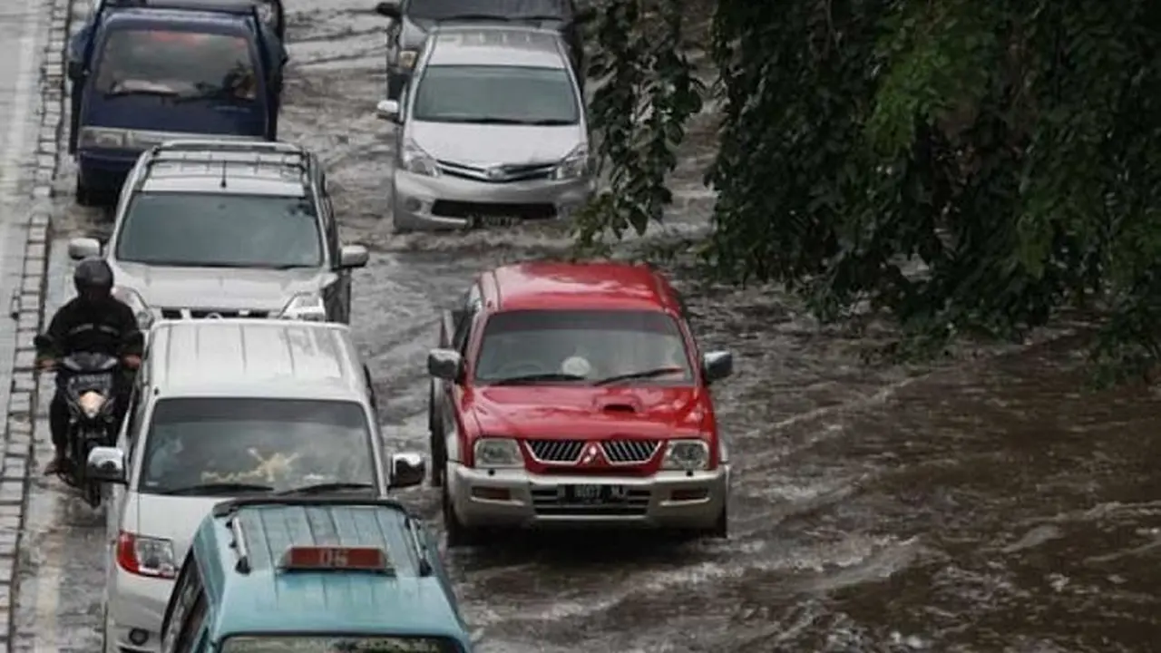 Mobil melewati banjir (gridoto.com)