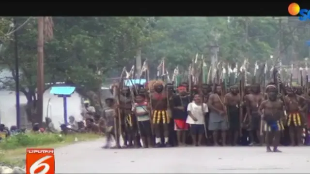 Polisi terpaksa membubarkan bentrokan dengnan tembakan gas air mata, karena kedua kelompok saling serang dengan busur dan anak panah.