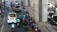 Sejumlah pengendara sepeda motor melawan arus lalu ketika melintasi Jalan Ciledug Raya, Jakarta, Kamis (5/4). Perilaku tidak disiplin pengendara motor tersebut menjadi salah satu penyebab kemacetan dan kecelakaan lalu lintas. (Liputan6.com/Arya Manggala)