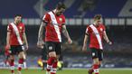 Striker Southampton, Danny Ings (tengah) dan rekan setim berjalan tertunduk usai berakhirnya laga lanjutan Liga Inggris 2020/21 pekan ke-26 melawan Everton di Goodison Park, Liverpool, Senin (1/3/2021). Southampton kalah 0-1 dari Everton. (AP/Clive Brunskill/Pool)