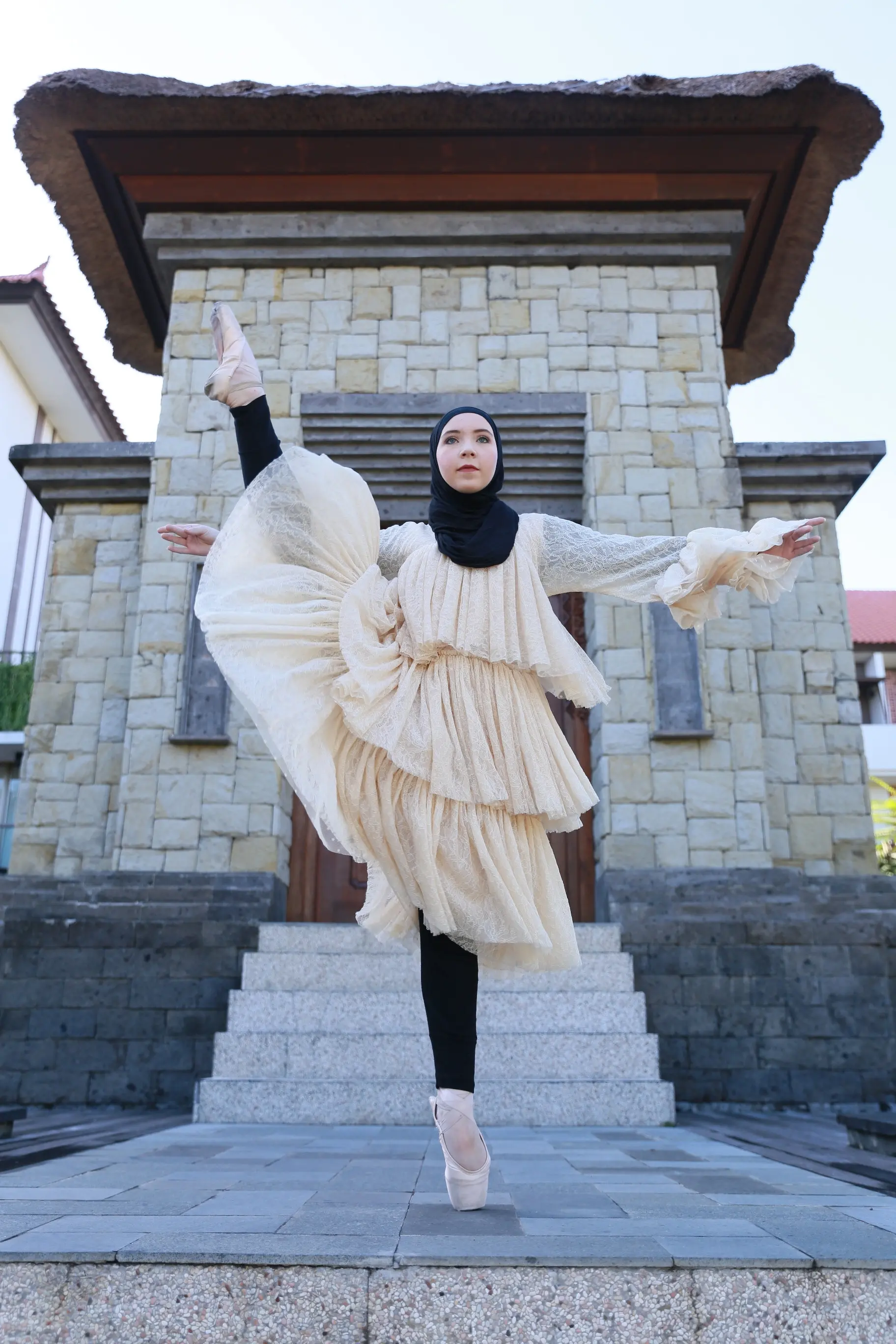 Wardah memperkenalkan Stephanie Kurlow, penari balet profesional berhijab pertama di dunia untuk mengajak masyarakat Indonesia lebih berani bermimpi dan mewujudkannya.