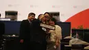 Delegasi Konferensi Asia Afrika dari Filipina berfoto bersama saat mengikuti pembukaan Pertemuan Tingkat Menteri Asia-Afrika di Jakarta Convention Center, Senin (20/4/2015). (Liputan6.com/Herman Zakharia)