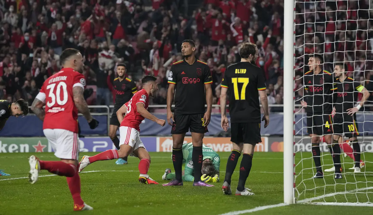 Tuan rumah Benfica merespon pada menit ke-25. Umpan mendatar Jan Vertonghen dari sisi kiri kotak penalti, salah diantisipasi oleh Sebastien Haller (tengah) yang berujung belok ke gawang sendiri. (AP/Armando Franca)