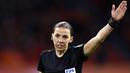 Wasit wanita asal Pancis, Stephanie Frappart saat memimpin laga Kualifikasi Piala Dunia 2022 Zona Eropa Grup G antara Belanda melawan Latvia di Johan Cruijff Arena, Amsterdam, Sabtu (27/3/2021). Belanda menang 2-0 atas Latvia. (AFP/Maurice van Steen/ANP)