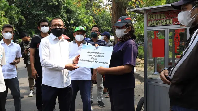 Kemnaker memberikan bantuan program Tenaga Kerja Mandiri (TKM) kepada para pedagang kaki lima (PKL) di seputar Stadion Manahan, Kota Surakarta, Jawa Tengah, Minggu (8/8/2021).