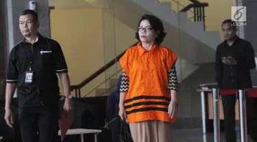 Mantan anggota DPRD Sumatera Utara periode 2009-2014, Arlene Manurung usai menjalani pemeriksaan di Gedung KPK, Jakarta, Senin (10/12). Ini merupakan pemeriksaan perdana Arlene pascaditahan oleh KPK. (Merdeka.com/Dwi Narwoko)