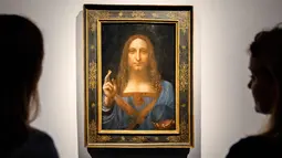 Lukisan Leonardo da Vinci berjudul 'Salvator Mundi' di rumah lelang Christie di London, (22/10). Lukisan berjudul Salvator Mundi (Juru Selamat Dunia) ini akan dilelang mencapai 100 juta dollar AS (Rp 1,3 triliun). (AFP Photo/Tolga Akmen)
