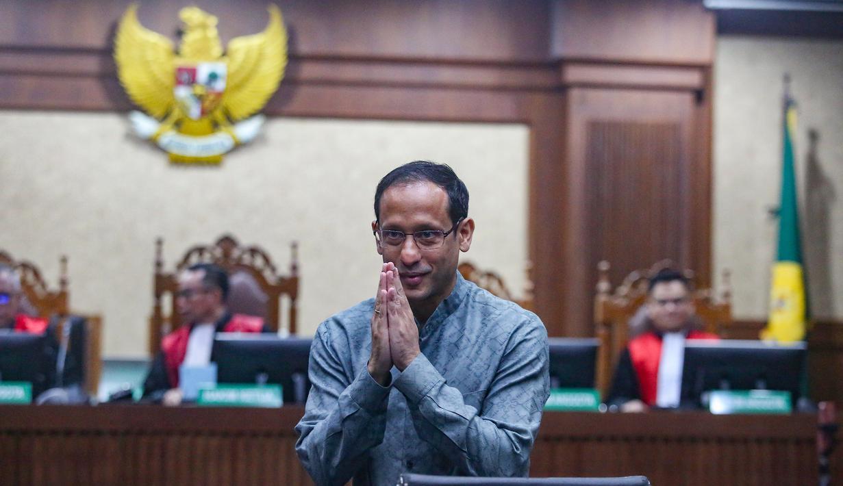 Penundaan dilakukan karena Nadiem Anwar Makarim sakit dan perlu mendapat perawatan selama kurang lebih 21 hari. Tampak dalam foto, mantan Menteri Pendidikan, Kebudayaan, Riset, dan Teknologi (Mendikbudristek) Nadiem Anwar Makarim sesaat sebelum dimulainya sidang kasus dugaan tindak pidana korupsi (Tipikor) terkait program digitalisasi pendidikan berupa pengadaan laptop Chromebook dan Chrome Device Management (CDM) di lingkungan Kemendikbudristek tahun 2019–2022 di Pengadilan Tipikor, Jakarta, Senin (5/1/2026). (merdeka.com/Arie Basuki)
