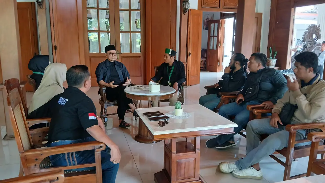 Anggota DPR RI Komisi VI dari Fraksi PDI-P, Budi Sulistyono, dengan para aktivis  mahasiswa Himpunan Mahasiswa Islam (HMI). (Istimewa)