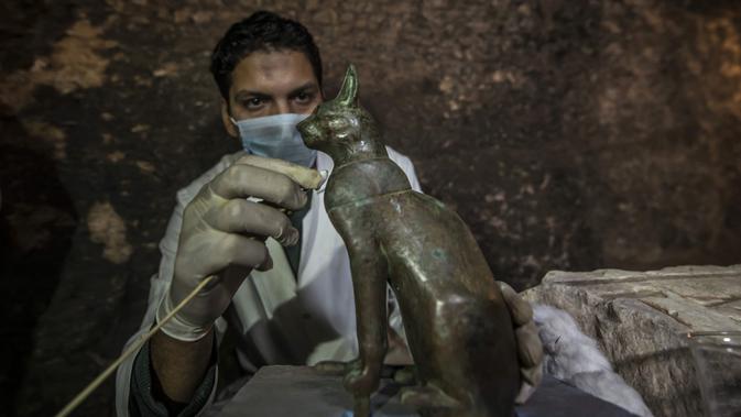 Penemuan puluhan mumi kucing di sebuah pemakaman kuno di Mesir (AFP/Khaled Desouki)
