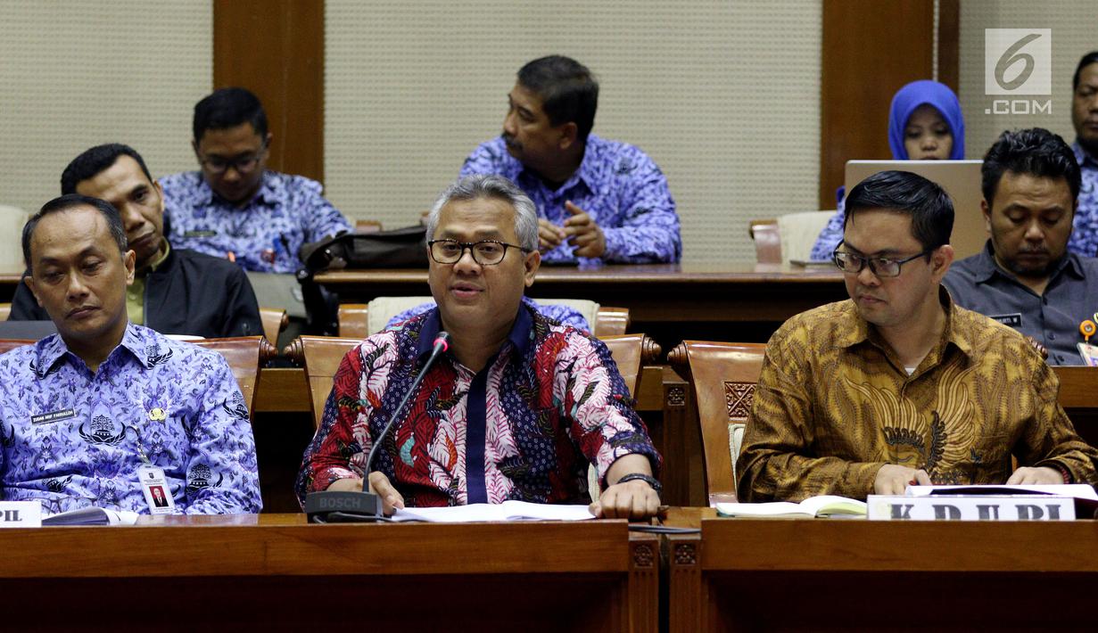 Ketua KPU Arief Budiman (tengah) saat menggelar rapat di Kompleks Parlemen, Senayan, Jakarta, Senin (21/5). Rapat itu membahas pemasalahan terkait Daftar Pemilih Tetap dan Daftar Pemilih Sementara (DPT dan DPS) dalam Pilkada 2018.(Liputan6.com/JohanTallo)