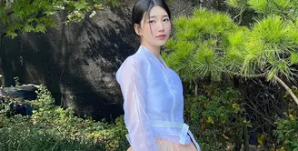 Bae Suzy lewat akun Instagram managementnya mengunggah beberapa potret dirinya mengenakan hanbok. Beberapa potret Bae Suzy mengenakan hanbok ini sontak mendapatkan banyak perhatian dari para penggemarnya. Bae Suzy mengenakan beberapa pilihan hanbok terbaik yang memiliki siluet modern. Salah satunya adalah hanbok dua warna ini; atasan putih dengan roknya yang bernuansa oranye pastel. [Foto: Instagram/management_soop]